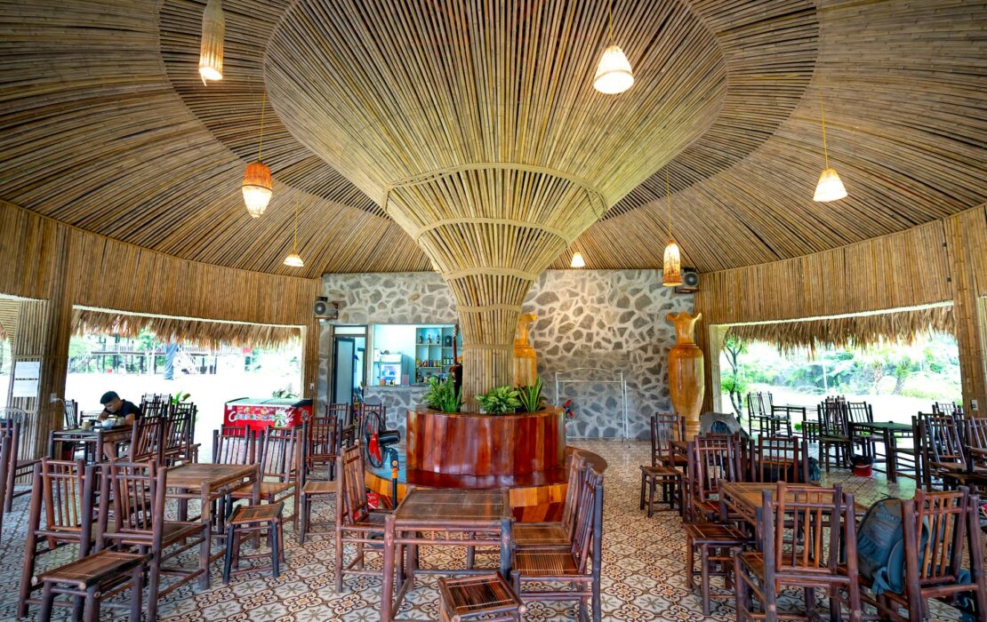 Die Kunst der Nachhaltigkeit: Kleidenschränke aus recyceltem Holz für umweltfreundliche Schlafzimmer