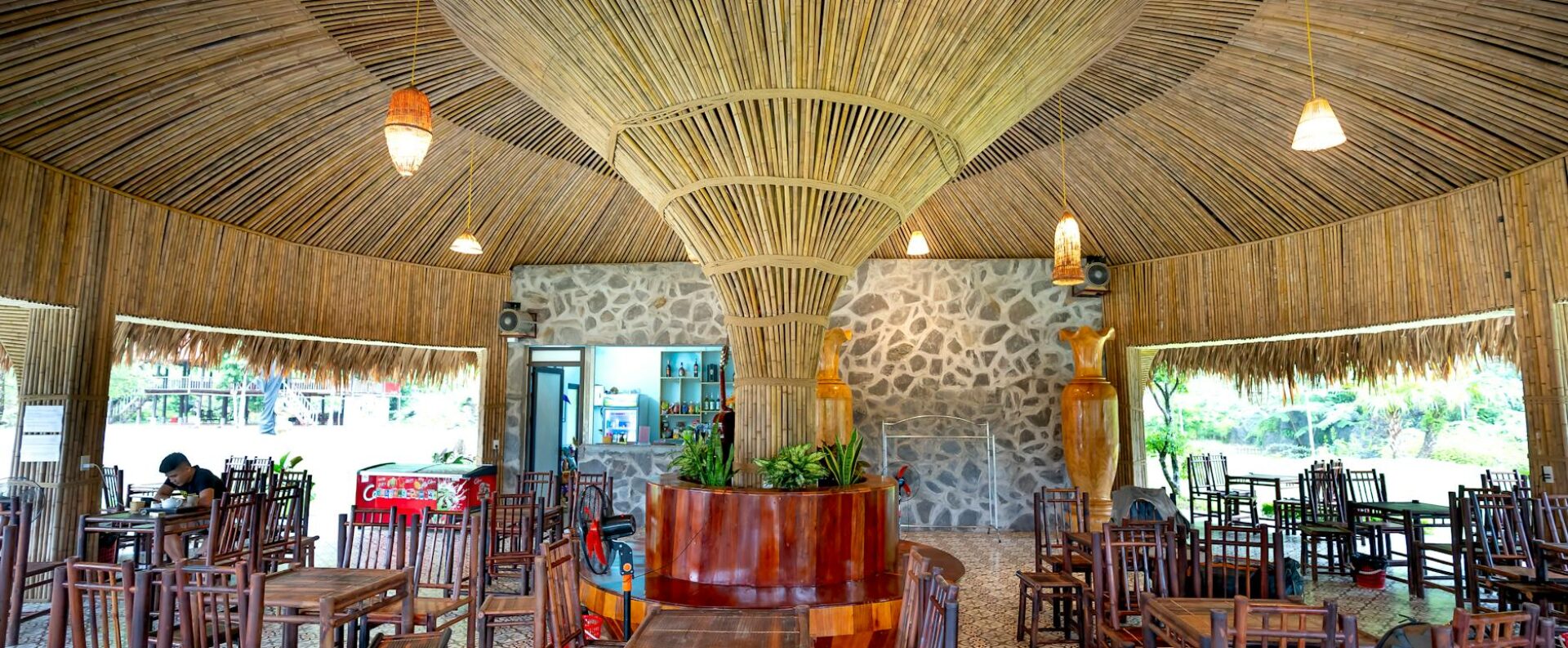 Die Kunst der Nachhaltigkeit: Kleidenschränke aus recyceltem Holz für umweltfreundliche Schlafzimmer
