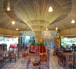 Die Kunst der Nachhaltigkeit: Kleidenschränke aus recyceltem Holz für umweltfreundliche Schlafzimmer