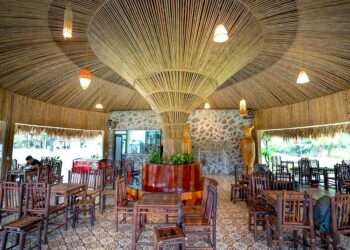 Die Kunst der Nachhaltigkeit: Kleidenschränke aus recyceltem Holz für umweltfreundliche Schlafzimmer