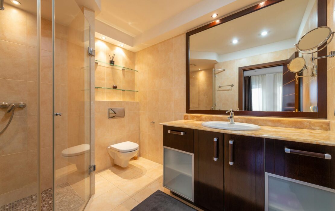 Silikonfrei, rückbaubar, magnetisch: Das Bad der Zukunft mit abnehmbaren Keramikpaneelen