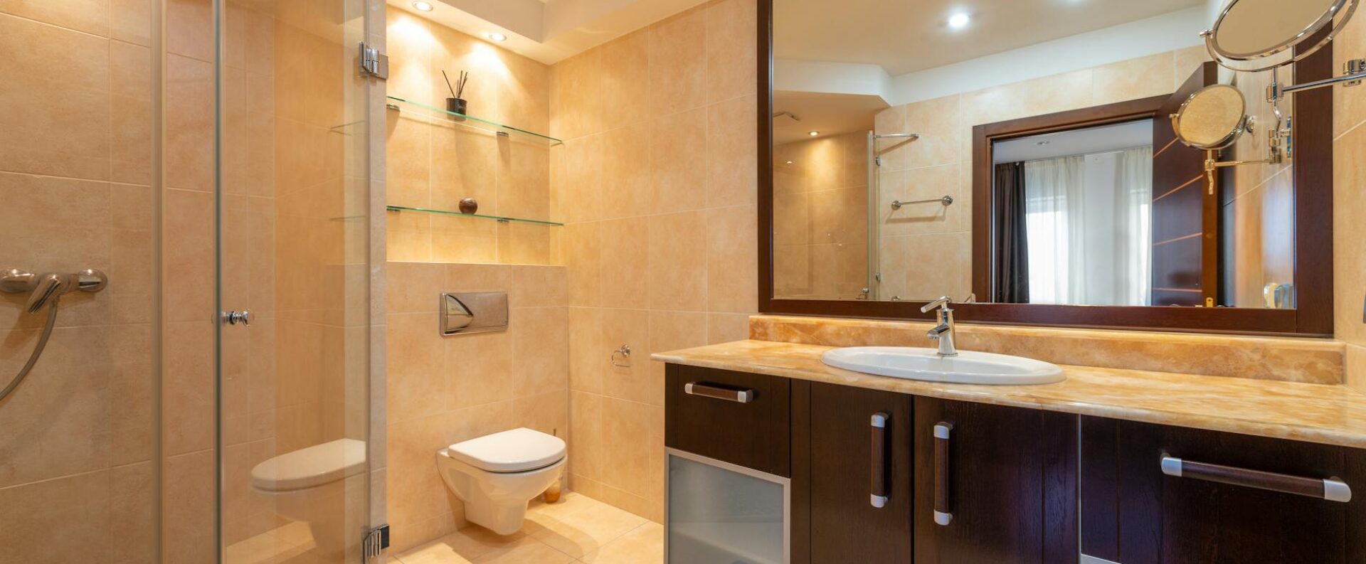 Silikonfrei, rückbaubar, magnetisch: Das Bad der Zukunft mit abnehmbaren Keramikpaneelen