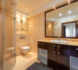 Silikonfrei, rückbaubar, magnetisch: Das Bad der Zukunft mit abnehmbaren Keramikpaneelen