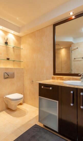 Silikonfrei, rückbaubar, magnetisch: Das Bad der Zukunft mit abnehmbaren Keramikpaneelen