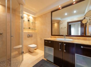 Silikonfrei, rückbaubar, magnetisch: Das Bad der Zukunft mit abnehmbaren Keramikpaneelen