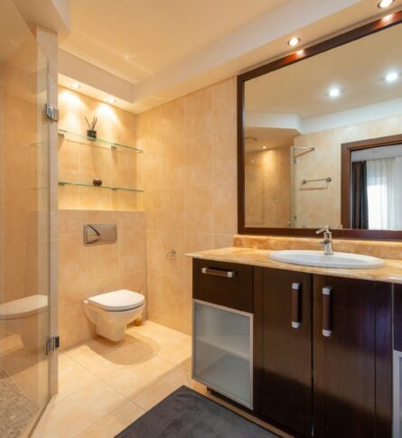 Silikonfrei, rückbaubar, magnetisch: Das Bad der Zukunft mit abnehmbaren Keramikpaneelen