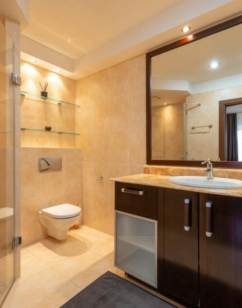 Silikonfrei, rückbaubar, magnetisch: Das Bad der Zukunft mit abnehmbaren Keramikpaneelen