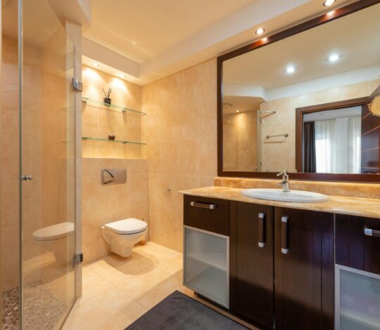 Silikonfrei, rückbaubar, magnetisch: Das Bad der Zukunft mit abnehmbaren Keramikpaneelen