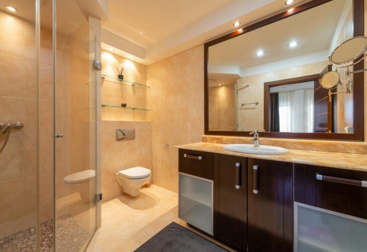 Silikonfrei, rückbaubar, magnetisch: Das Bad der Zukunft mit abnehmbaren Keramikpaneelen