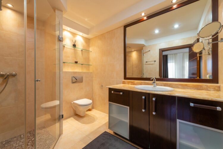 Silikonfrei, rückbaubar, magnetisch: Das Bad der Zukunft mit abnehmbaren Keramikpaneelen