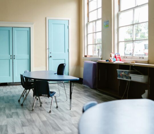 Möbel als Wärmepuffer: Phase-Change-Interior (PCI) macht Wohnzimmer, Schlafzimmer und Homeoffice energieeffizient