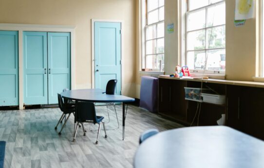 Möbel als Wärmepuffer: Phase-Change-Interior (PCI) macht Wohnzimmer, Schlafzimmer und Homeoffice energieeffizient