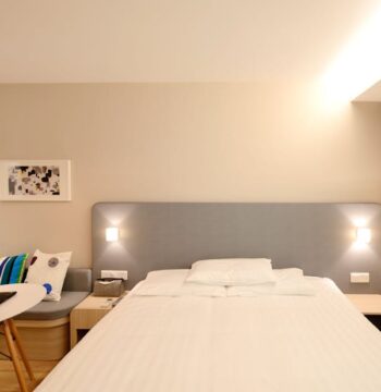 Gästezimmer und Hobbyraum in einem: Schlafsofa, Stauraum und Licht auf 8 bis 12 m2