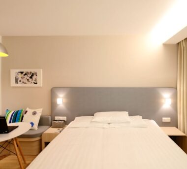 Gästezimmer und Hobbyraum in einem: Schlafsofa, Stauraum und Licht auf 8 bis 12 m2