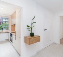 Putzschrank im Flur oder Abstellkammer: So planst du Stauraum für Staubsauger, Besen und Putzmittel auf 1 bis 3 m2