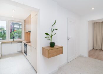 Putzschrank im Flur oder Abstellkammer: So planst du Stauraum für Staubsauger, Besen und Putzmittel auf 1 bis 3 m2