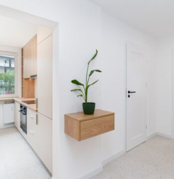 Putzschrank im Flur oder Abstellkammer: So planst du Stauraum für Staubsauger, Besen und Putzmittel auf 1 bis 3 m2