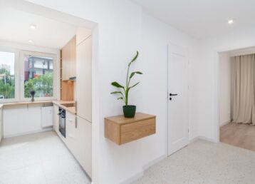 Putzschrank im Flur oder Abstellkammer: So planst du Stauraum für Staubsauger, Besen und Putzmittel auf 1 bis 3 m2