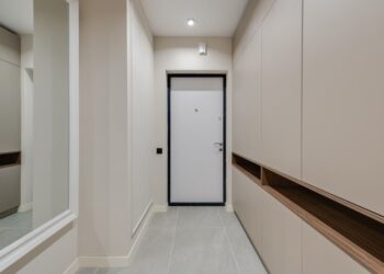 Stauraum unter der Treppe nutzen: 12 Lösungen für Flur, Wohnzimmer und Home Office