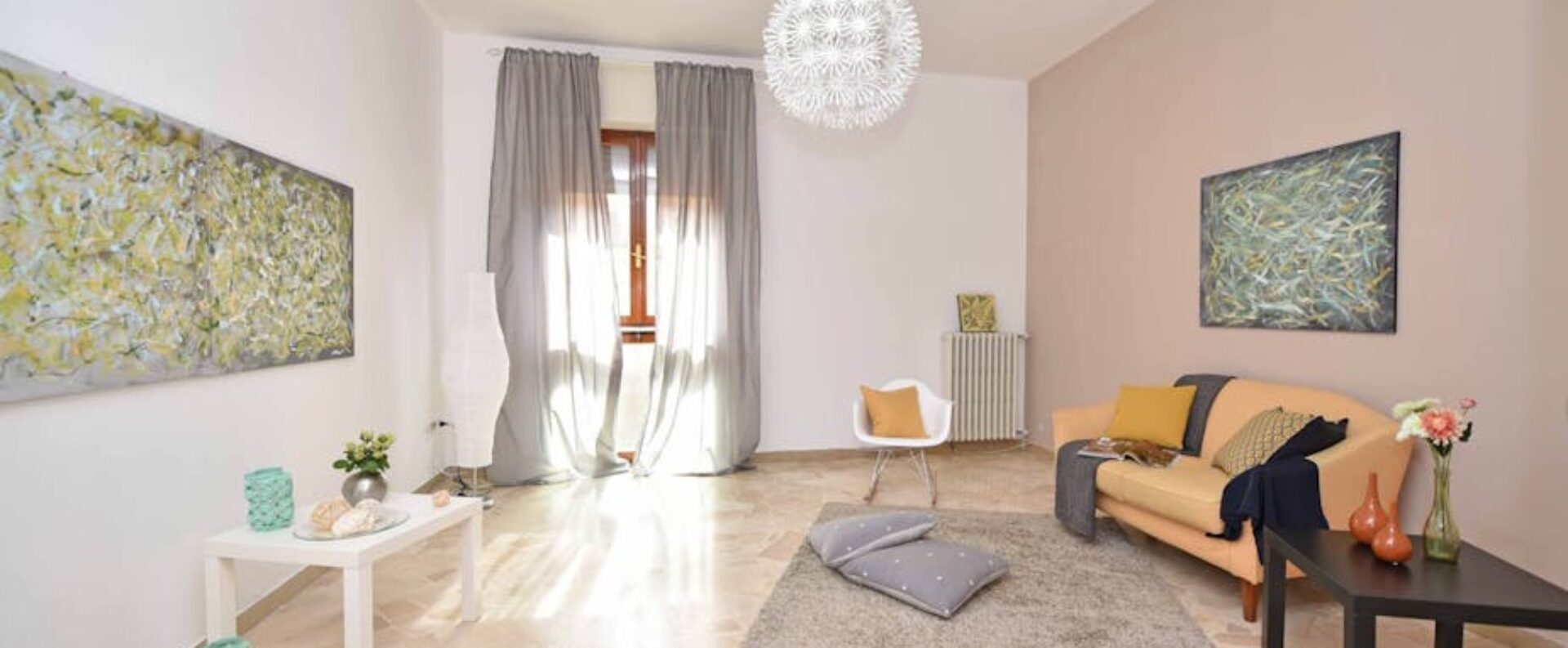 Kleines Wohnzimmer größer wirken lassen: 15 Maßnahmen mit Licht, Farben und Möbelmaß