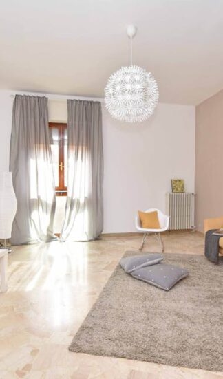 Kleines Wohnzimmer größer wirken lassen: 15 Maßnahmen mit Licht, Farben und Möbelmaß