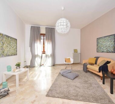 Kleines Wohnzimmer größer wirken lassen: 15 Maßnahmen mit Licht, Farben und Möbelmaß