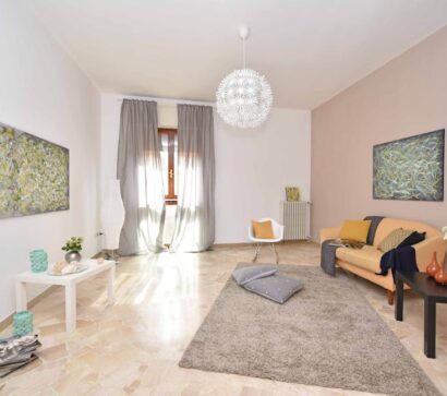 Kleines Wohnzimmer größer wirken lassen: 15 Maßnahmen mit Licht, Farben und Möbelmaß