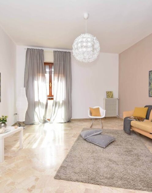 Kleines Wohnzimmer größer wirken lassen: 15 Maßnahmen mit Licht, Farben und Möbelmaß