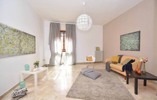 Kleines Wohnzimmer größer wirken lassen: 15 Maßnahmen mit Licht, Farben und Möbelmaß