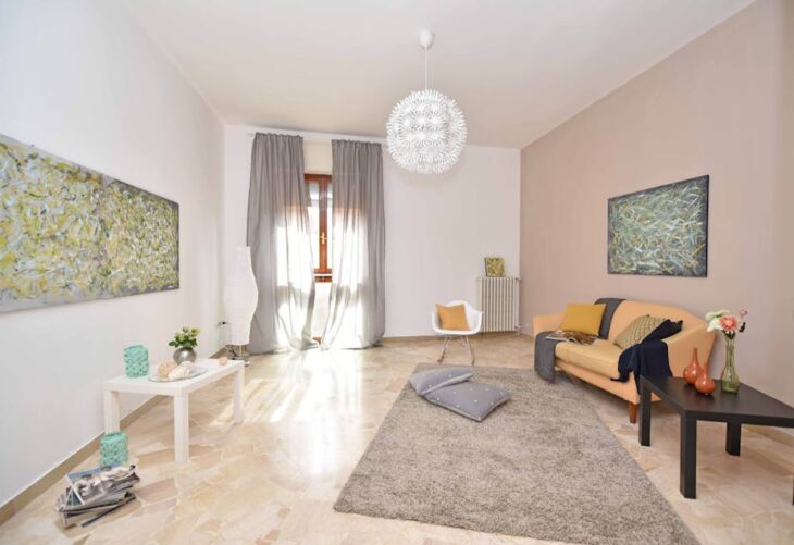 Kleines Wohnzimmer größer wirken lassen: 15 Maßnahmen mit Licht, Farben und Möbelmaß