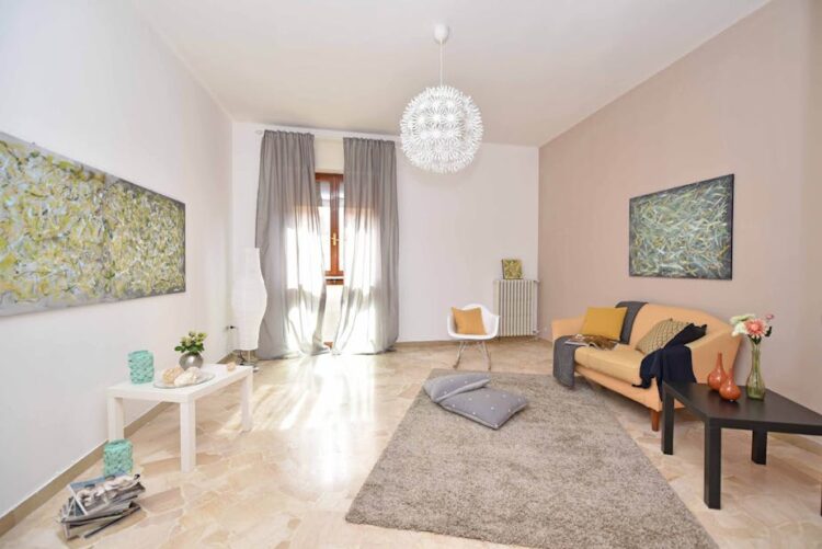 Kleines Wohnzimmer größer wirken lassen: 15 Maßnahmen mit Licht, Farben und Möbelmaß