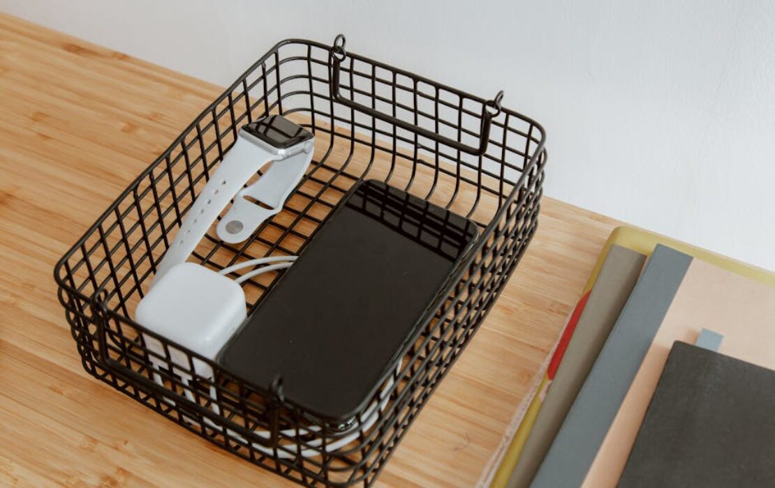 Kabelmanagement im Home Office: Schreibtisch sauber, sicher und flexibel in 2 Stunden