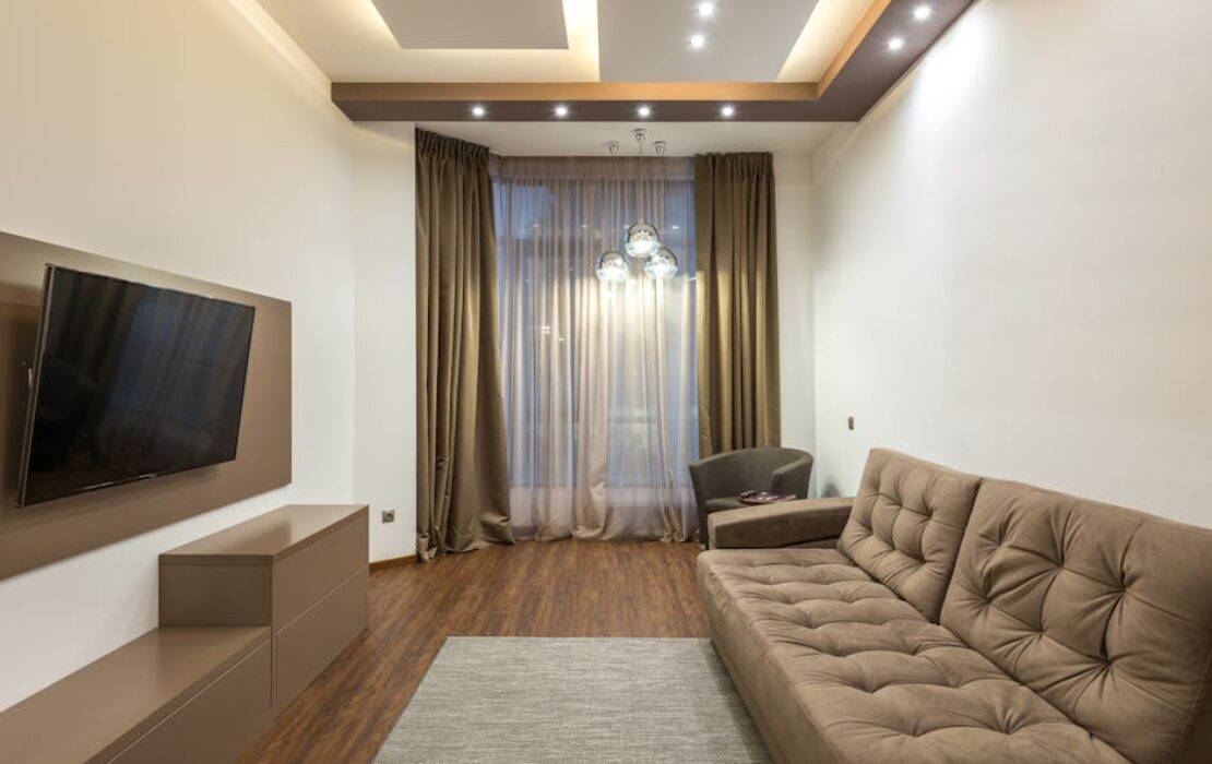 Vorhänge und Gardinen richtig planen: Maße, Aufhängung und Stoffe für bessere Akustik und Privatsphäre