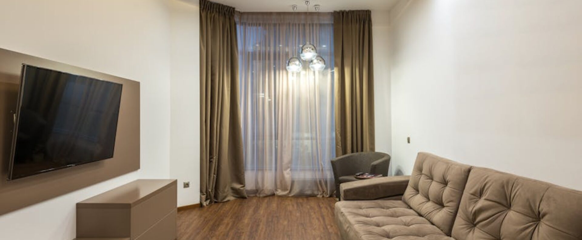 Vorhänge und Gardinen richtig planen: Maße, Aufhängung und Stoffe für bessere Akustik und Privatsphäre