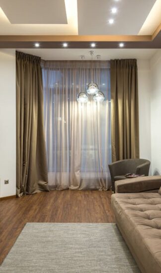 Vorhänge und Gardinen richtig planen: Maße, Aufhängung und Stoffe für bessere Akustik und Privatsphäre