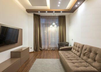 Vorhänge und Gardinen richtig planen: Maße, Aufhängung und Stoffe für bessere Akustik und Privatsphäre