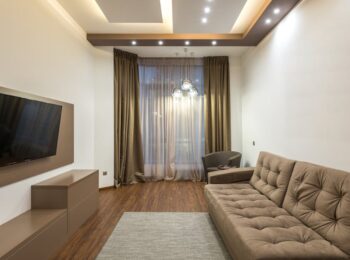 Vorhänge und Gardinen richtig planen: Maße, Aufhängung und Stoffe für bessere Akustik und Privatsphäre