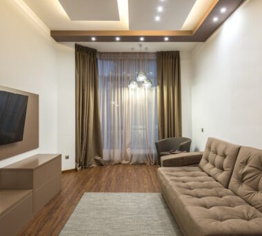 Vorhänge und Gardinen richtig planen: Maße, Aufhängung und Stoffe für bessere Akustik und Privatsphäre