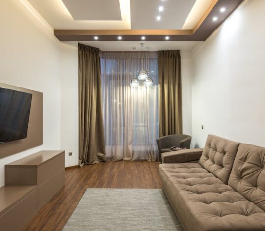 Vorhänge und Gardinen richtig planen: Maße, Aufhängung und Stoffe für bessere Akustik und Privatsphäre