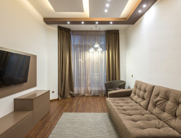 Vorhänge und Gardinen richtig planen: Maße, Aufhängung und Stoffe für bessere Akustik und Privatsphäre