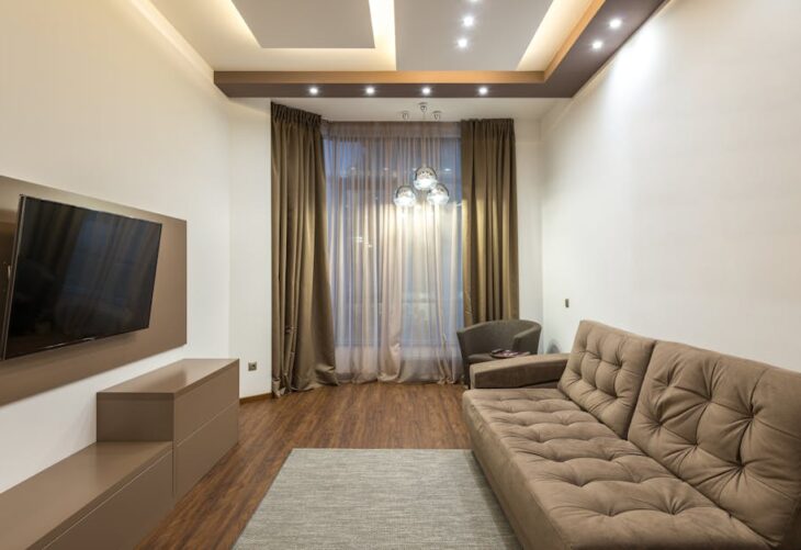 Vorhänge und Gardinen richtig planen: Maße, Aufhängung und Stoffe für bessere Akustik und Privatsphäre