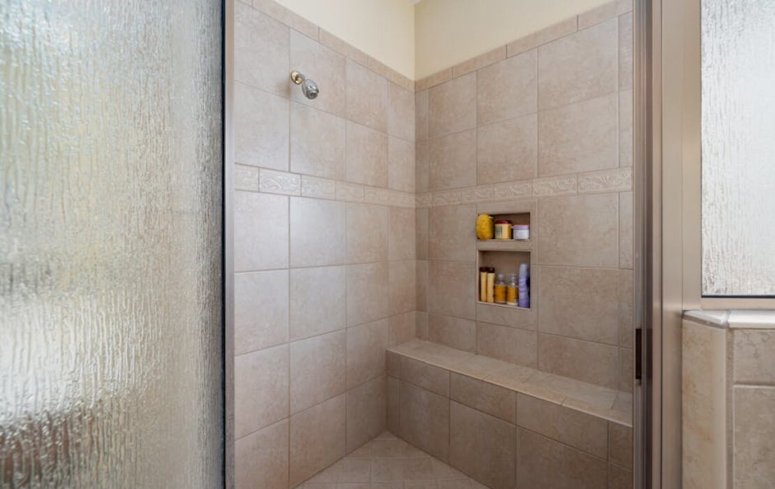 Duschzone im Bad ohne Spritzwasser: Glas, Gefälle und Details, die wirklich funktionieren