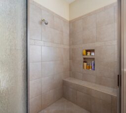 Duschzone im Bad ohne Spritzwasser: Glas, Gefälle und Details, die wirklich funktionieren