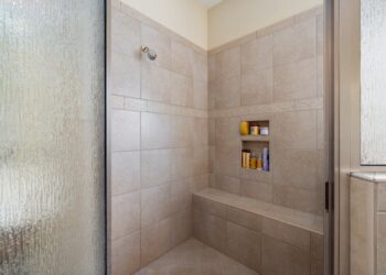 Duschzone im Bad ohne Spritzwasser: Glas, Gefälle und Details, die wirklich funktionieren