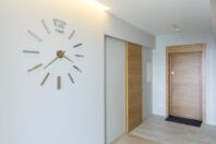 Schiebetüren in der Wohnung nachrüsten: Platz sparen im Flur, Schlafzimmer und Home Office ohne Großumbau