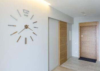 Schiebetüren in der Wohnung nachrüsten: Platz sparen im Flur, Schlafzimmer und Home Office ohne Großumbau