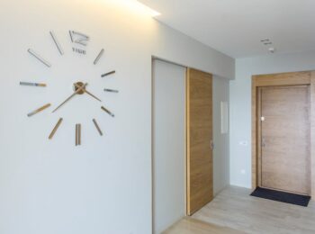 Schiebetüren in der Wohnung nachrüsten: Platz sparen im Flur, Schlafzimmer und Home Office ohne Großumbau