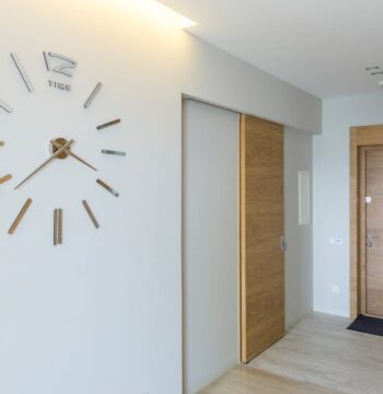 Schiebetüren in der Wohnung nachrüsten: Platz sparen im Flur, Schlafzimmer und Home Office ohne Großumbau