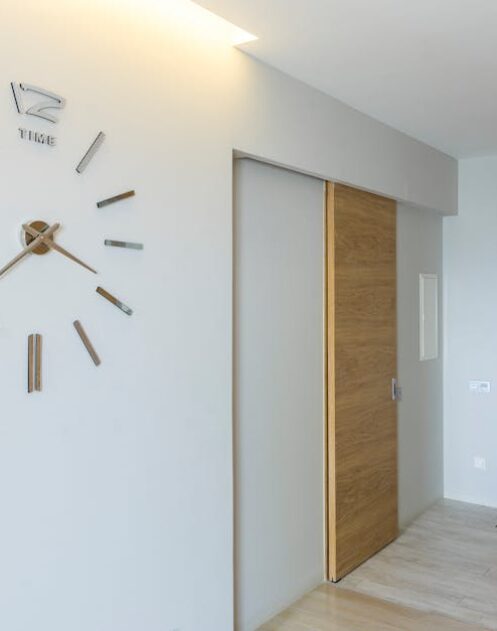 Schiebetüren in der Wohnung nachrüsten: Platz sparen im Flur, Schlafzimmer und Home Office ohne Großumbau