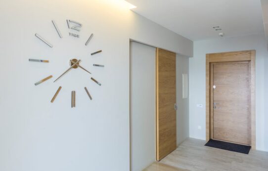 Schiebetüren in der Wohnung nachrüsten: Platz sparen im Flur, Schlafzimmer und Home Office ohne Großumbau